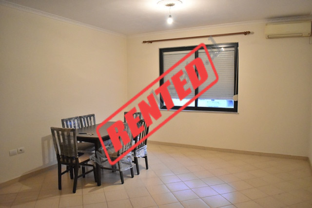 Apartament 2+1 me qira ne rrugen Aleksandri i Madh ne Tirane.
Pozicionohet ne katin 3 te nje pallat